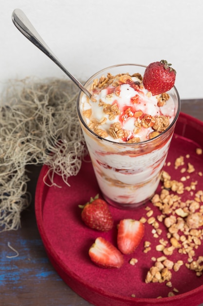 Sabroso helado, pastel con fresa de cerca