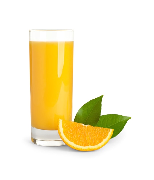 Sabroso jugo de naranja fruta fresca y hojas verdes aisladas en blanco