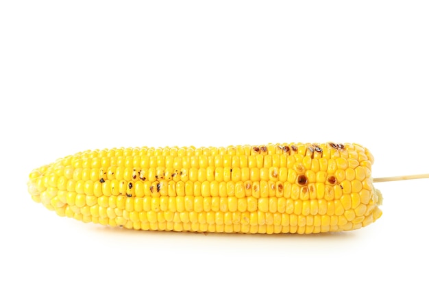 Sabroso maíz a la parrilla aislado sobre fondo blanco.