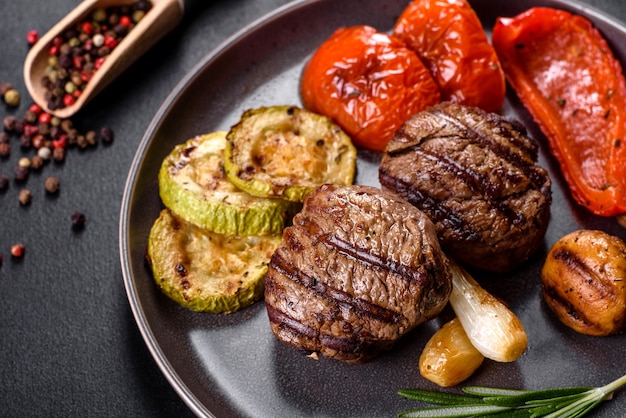 Sabroso medallón de ternera al horno con verduras, setas y especias. Plato a la parrilla