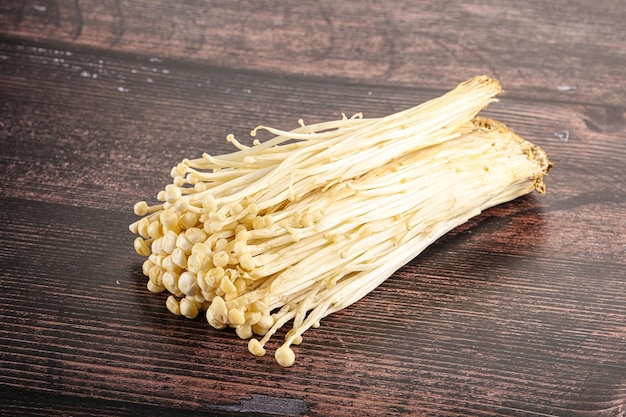 Sabroso montón de setas enoki crudas