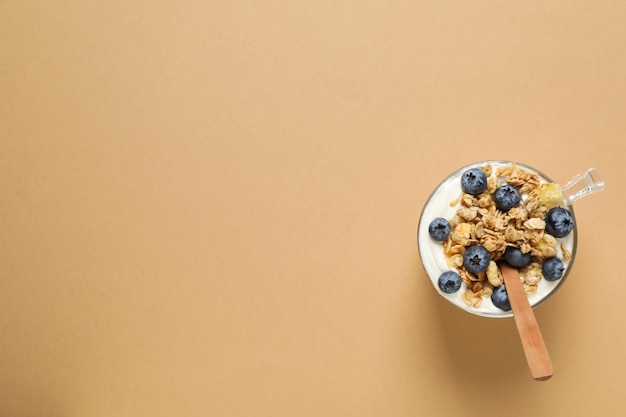 Sabroso y nutritivo concepto de desayuno muesli con yogur