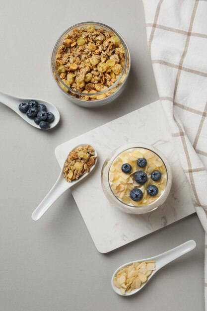 Sabroso y nutritivo concepto de desayuno muesli con yogur