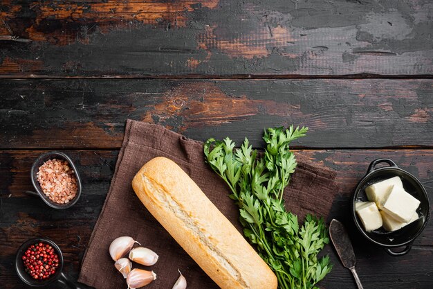 Sabroso pan casero con ajo e ingredientes de hierbas, sobre fondo de mesa de madera oscura vieja, vista superior plana, con espacio para copiar texto