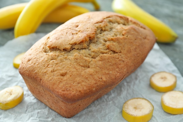 Sabroso pan de plátano en la mesa