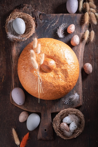 Sabroso pan para la sopa de Pascua recién horneado en casa