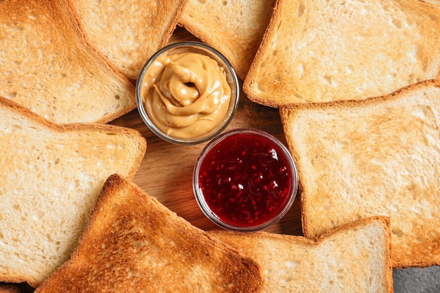 Sabroso pan tostado con mermelada y mantequilla de maní closeup