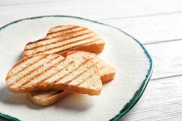 Sabroso pan tostado en un plato