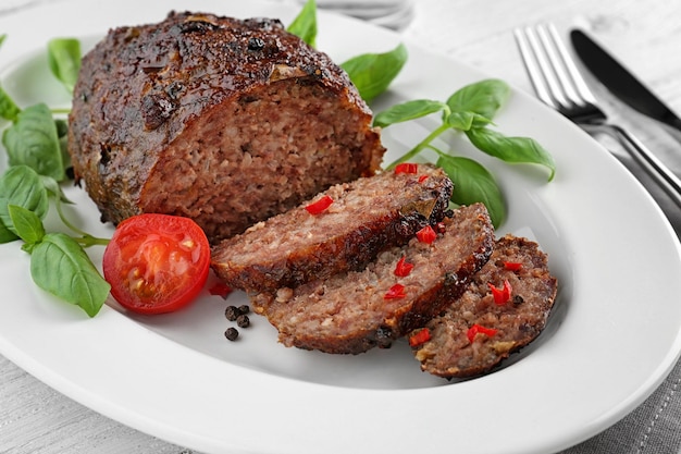 Sabroso pastel de carne de pavo al horno en primer plano de la placa