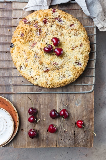 Sabroso pastel casero de crumble de cereza