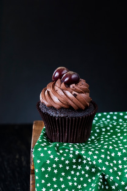 Sabroso pastel de chocolate con cerezas jugosas