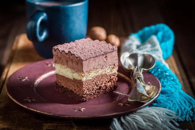 Sabroso pastel de chocolate hecho de cacao oscuro