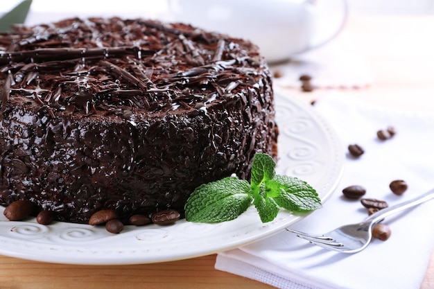 Sabroso pastel de chocolate con menta en la mesa de cerca