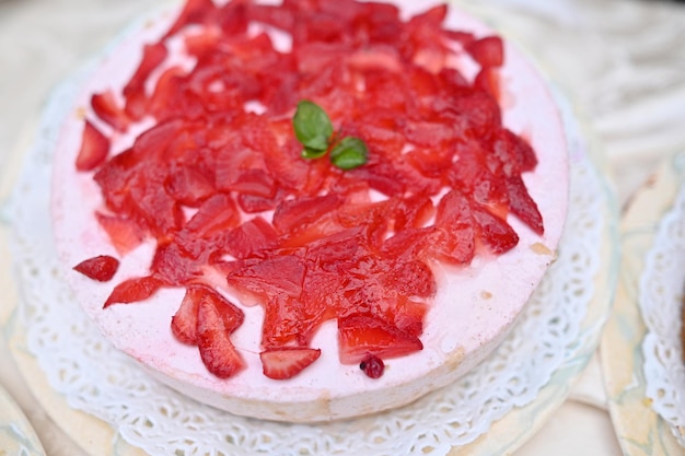 Foto sabroso pastel de fresas en color. delicioso pastel de frutas de cumpleaños.