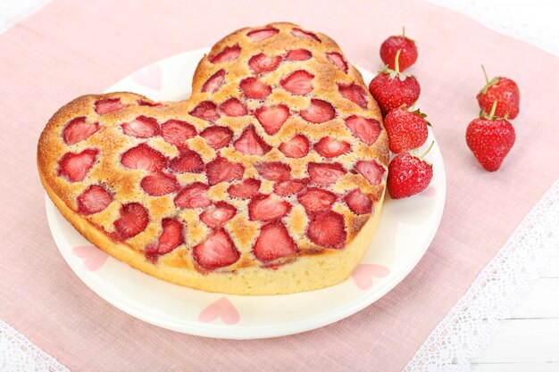 Sabroso pastel de fresas en la mesa