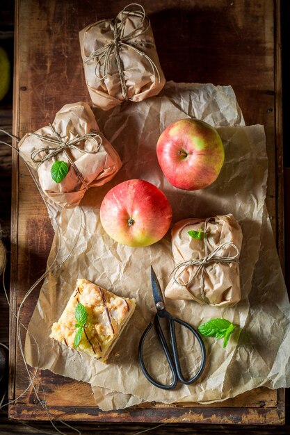 Sabroso pastel de manzana para llevar con crumble y glaseado