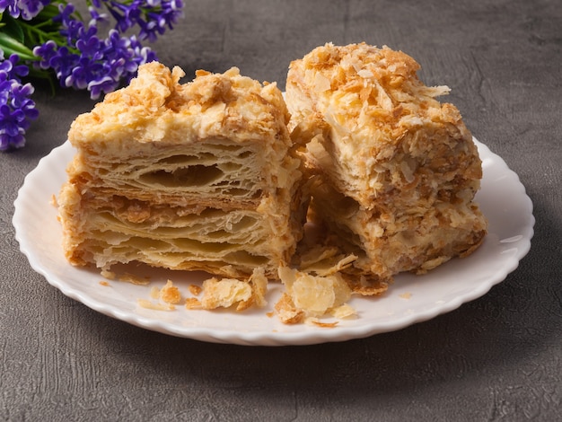 Sabroso pastel de Napoleón, un trozo de hojaldre tierno y aireado en un plato