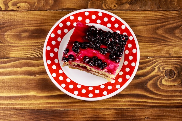 Sabroso pastel de queso con grosella negra en la mesa de madera Vista superior