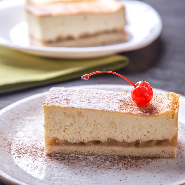 Sabroso pastel de queso Postre dulce en un plato con cereza Deliciosa panadería