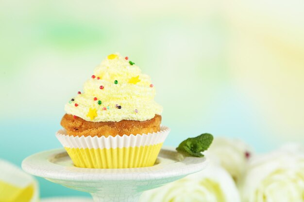 Sabroso pastel de taza con crema de cerca