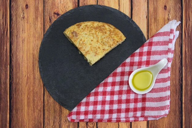 Foto sabroso pastel con yema de huevo y aceite sobre una mesa de madera