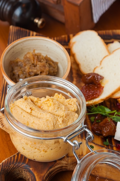 Sabroso paté de pollo y pato con mermelada de cebolla