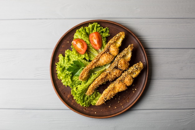 Sabroso pescado al horno en primer plano de la mesa placa