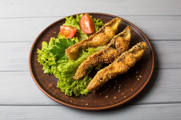 Sabroso pescado al horno en primer plano de la mesa placa