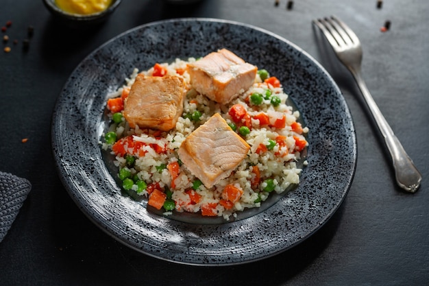 Sabroso pescado al horno con verduras rellenas en placa dieta baja en carbohidratos