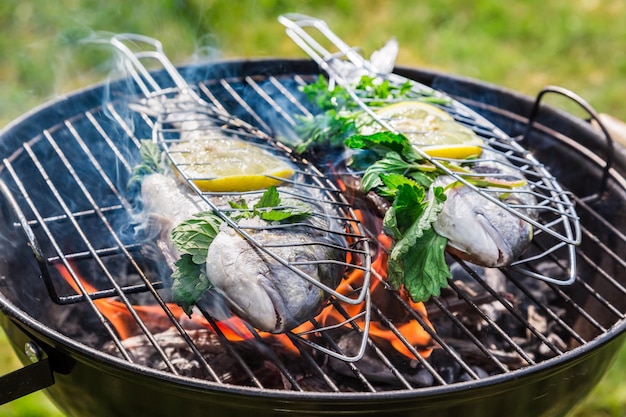 Sabroso pescado a la parrilla con hierbas y limón