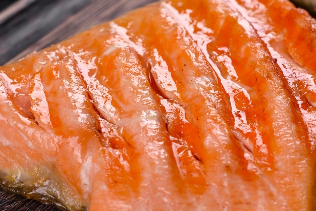 Sabroso pescado rojo fresco al horno a la parrilla. Fuente de omega, comida sana