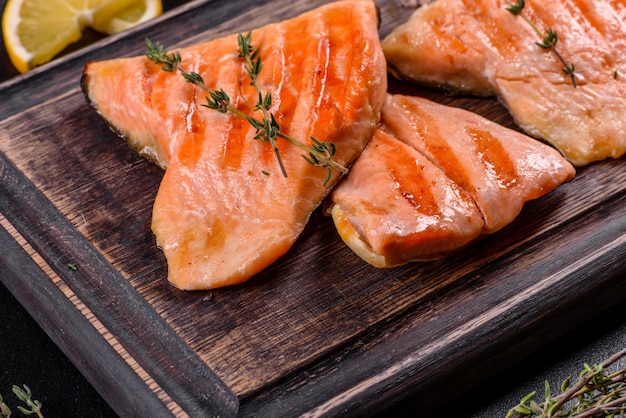 Sabroso pescado rojo fresco al horno a la parrilla. Fuente de omega, comida sana