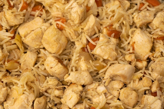 Sabroso pilaf con pollo como fondo