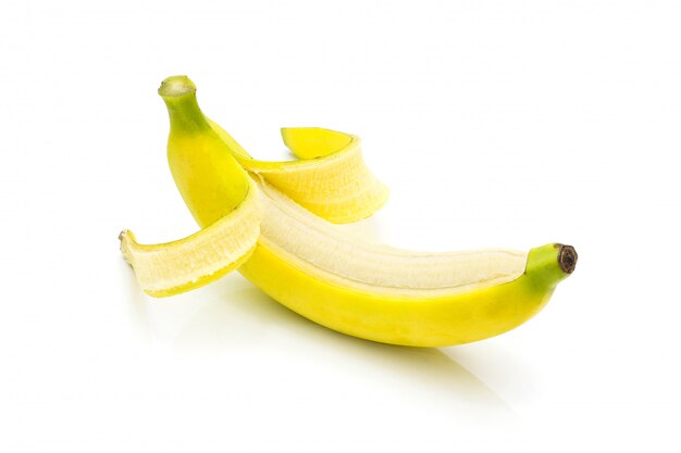 Sabroso plátano aislado en blanco