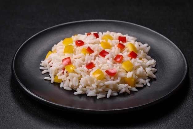 Sabroso plato asiático de hierbas y especias de pimienta de arroz