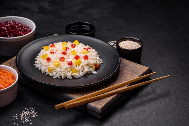 Sabroso plato asiático de hierbas y especias de pimienta de arroz