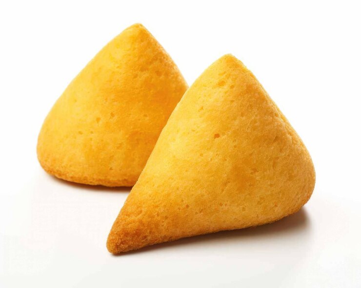 Sabroso plato de comida brasileña Coxinhas con fondo blanco aislado