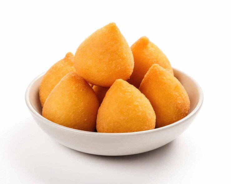 Sabroso plato de comida brasileña Coxinhas con fondo blanco aislado