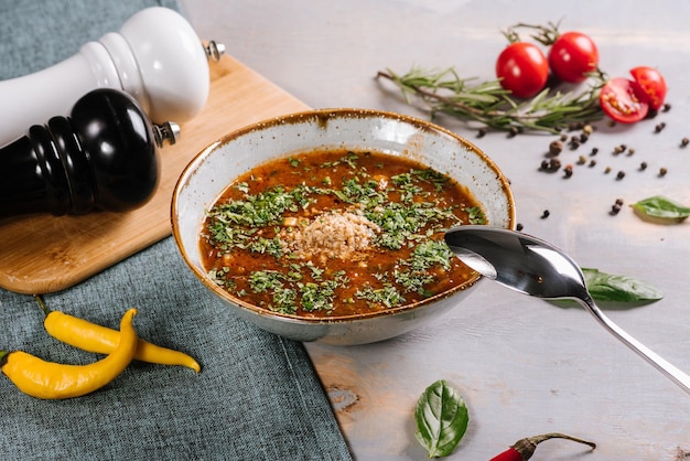 Sabroso plato de sopa caliente en el fondo de madera