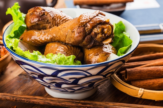 Sabroso pollo asado en un tazón