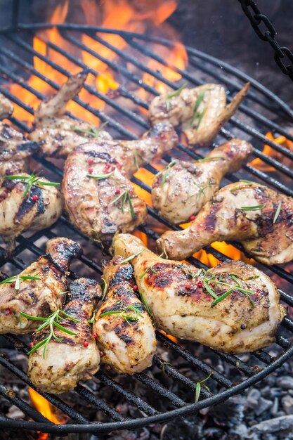 Sabroso pollo a la parrilla con especias y romero a la parrilla