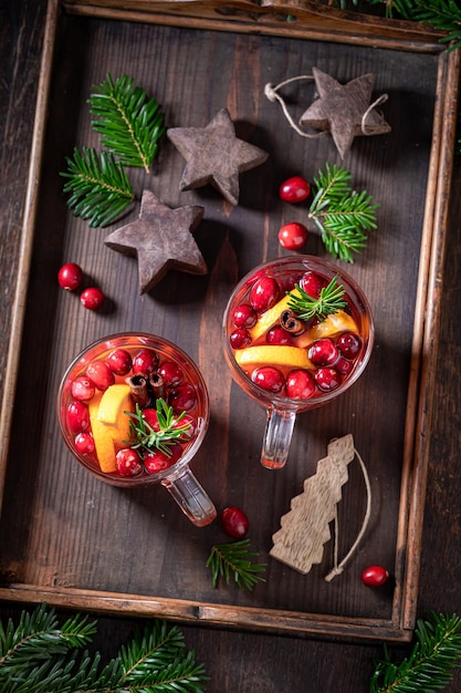 Sabroso ponche navideño con naranja, arándano y canela