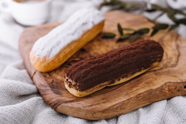 Sabroso postre dos canutillos con crema de vainilla y chocolate por la que se