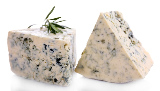 Sabroso queso azul con romero aislado en blanco