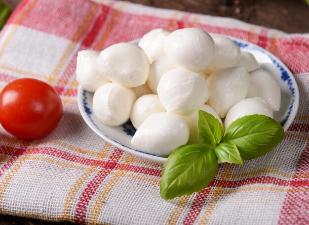 Sabroso queso mozzarella en una vieja mesa de madera