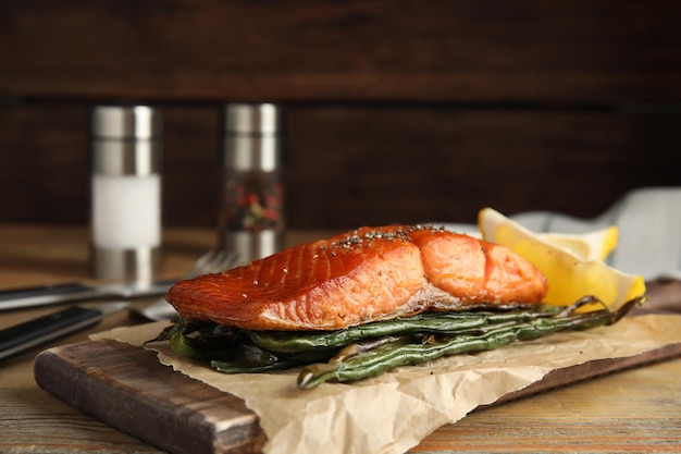 Sabroso salmón y verduras cocidos servidos en una mesa de madera Comidas saludables de la freidora