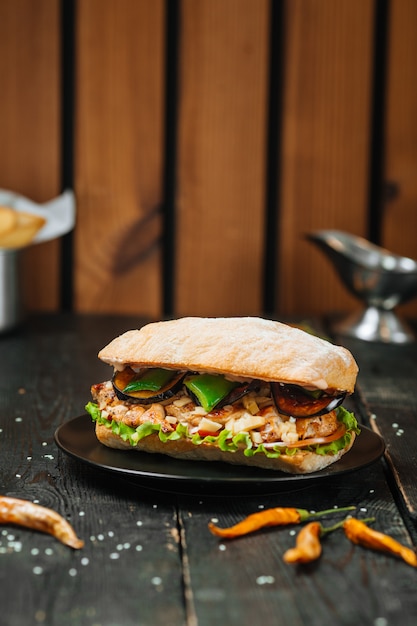 Sabroso Sandwich en una mesa de madera oscura.