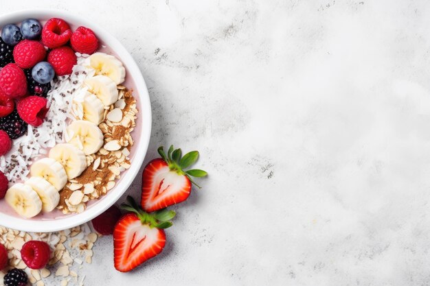 Sabroso tazón de batido con bayas, plátano, hojuelas de coco y granola sobre mesa de mármol Espacio para texto