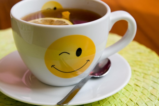 Sabroso té con canela y limón para el desayuno