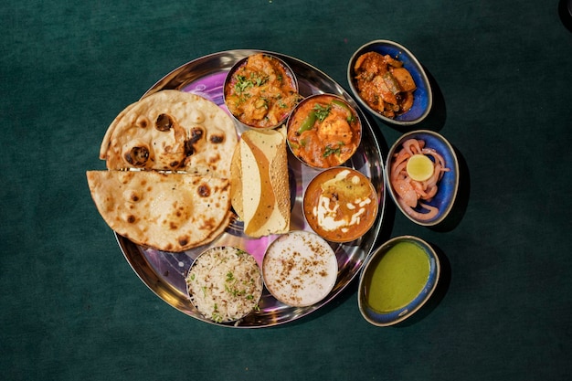 Foto sabroso vegetal indio thali con cebolla de ensalada de queso curado dal makhani